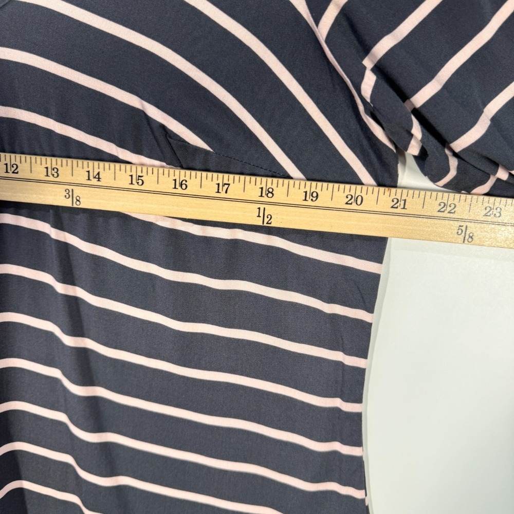 Torrid Women's Top Size 00 Gray White Stripe V Neck Tunic Short Sleeve Plus - Picture 8 of 9